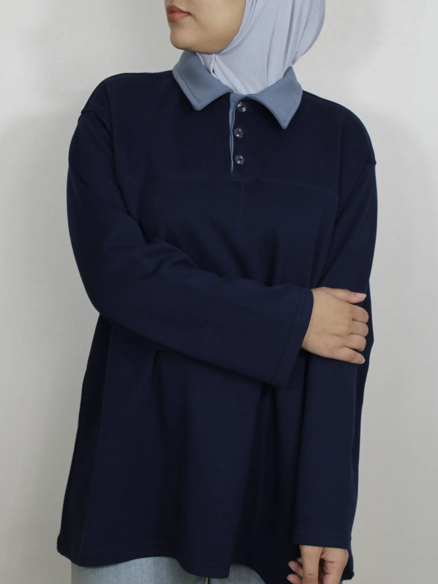 Polo modeste à boutons  - Taille: Taille 1: (36-40)- longueur 80 cm | Couleur: Bleu nuit avec col gris  